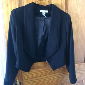 Waist length jacket with lapel